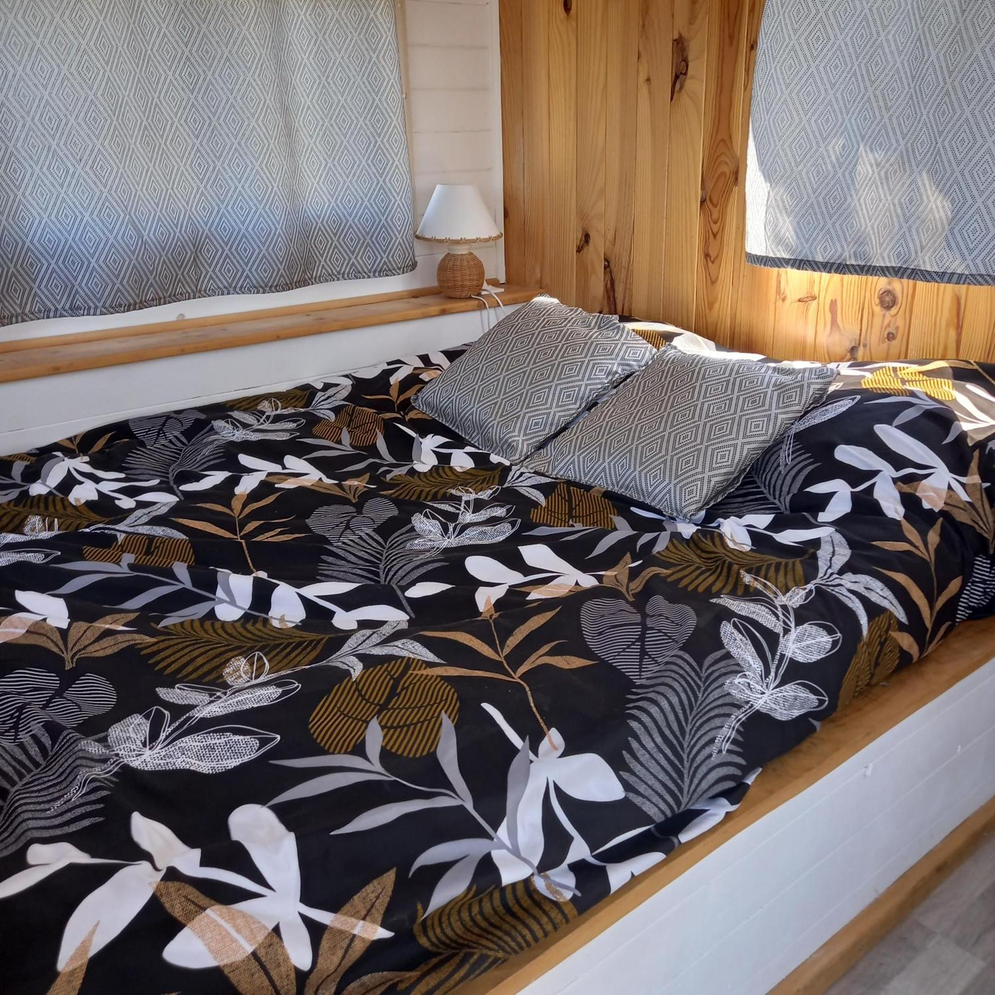 Camping Car Vintage Saint-Barthelemy-le-Plain Eksteriør billede