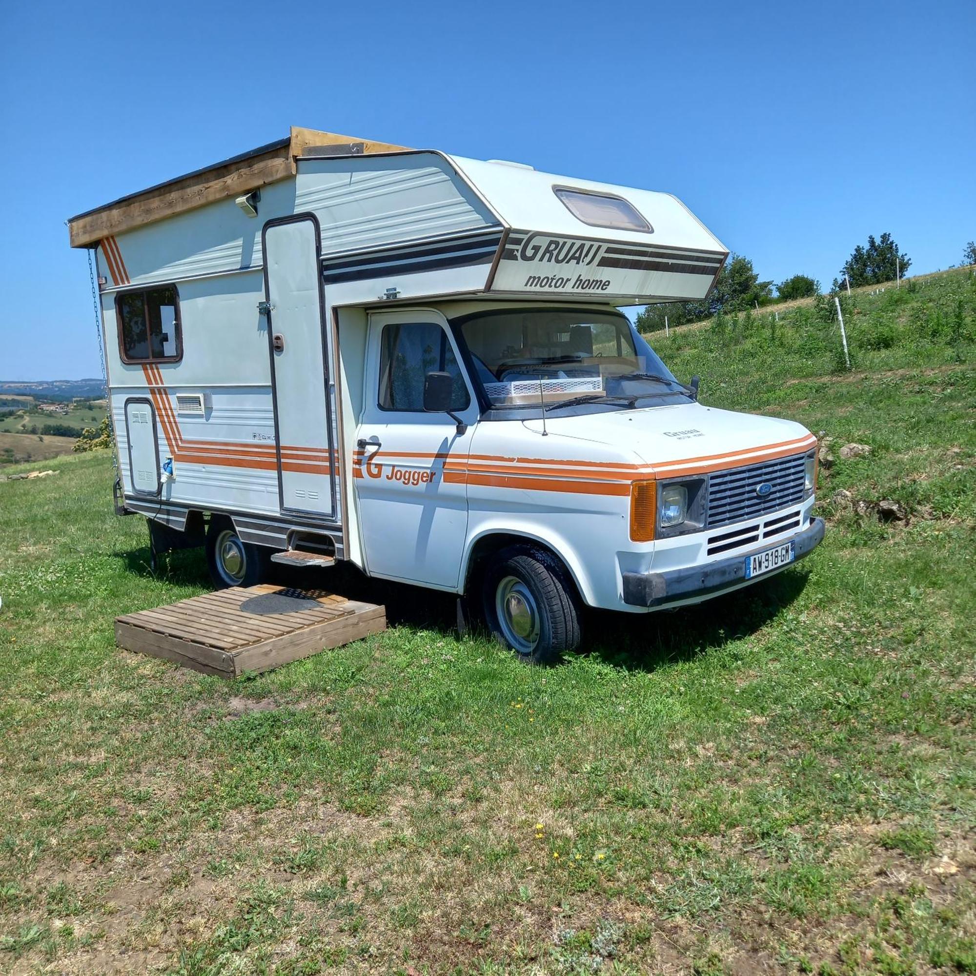 Camping Car Vintage Saint-Barthelemy-le-Plain Eksteriør billede