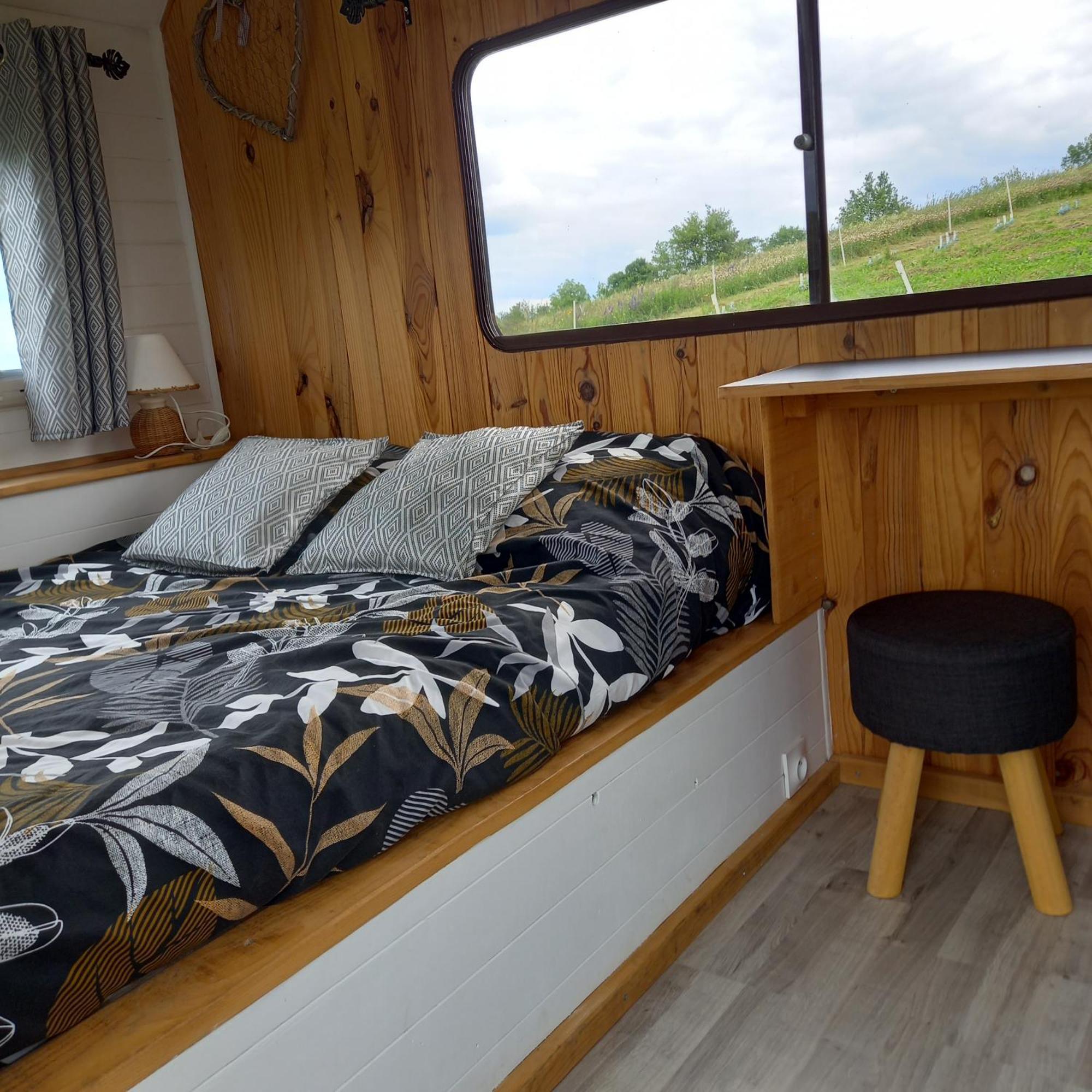 Camping Car Vintage Saint-Barthelemy-le-Plain Eksteriør billede
