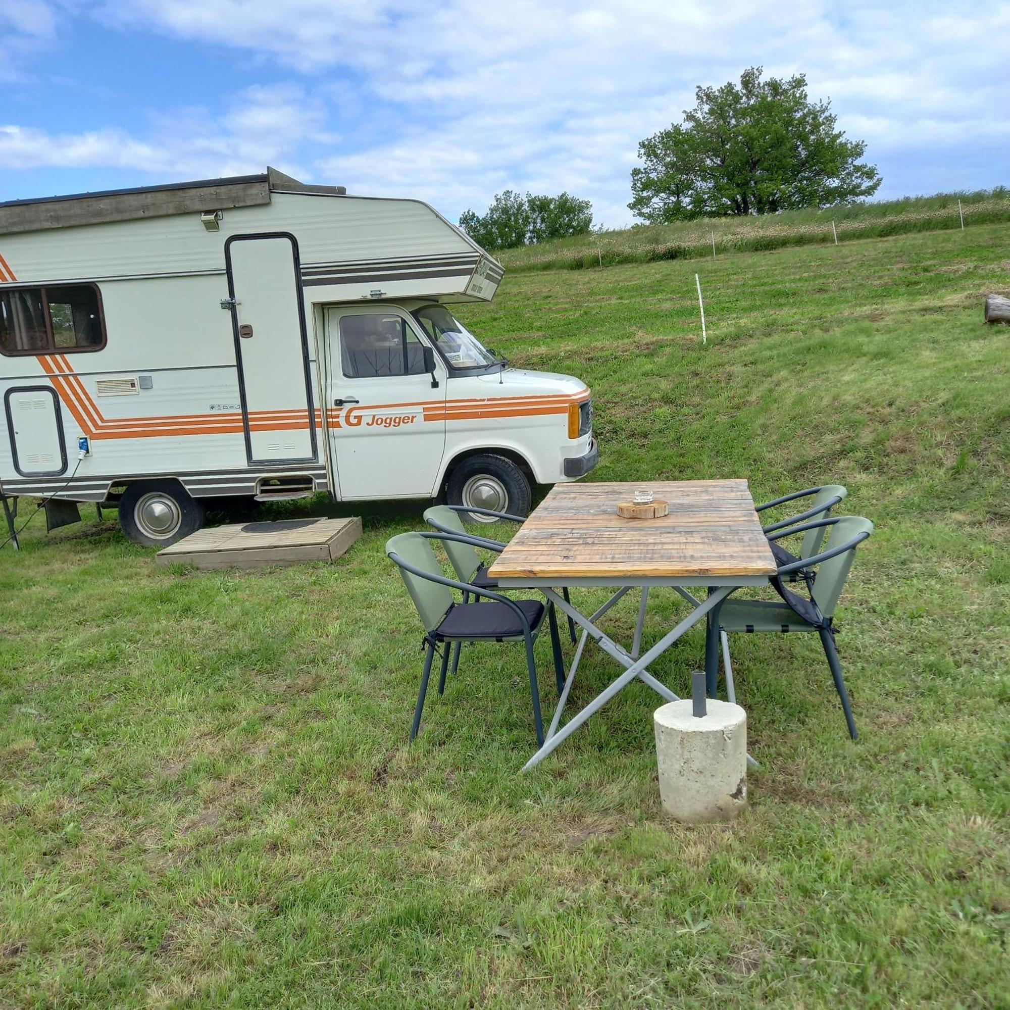 Camping Car Vintage Saint-Barthelemy-le-Plain Eksteriør billede
