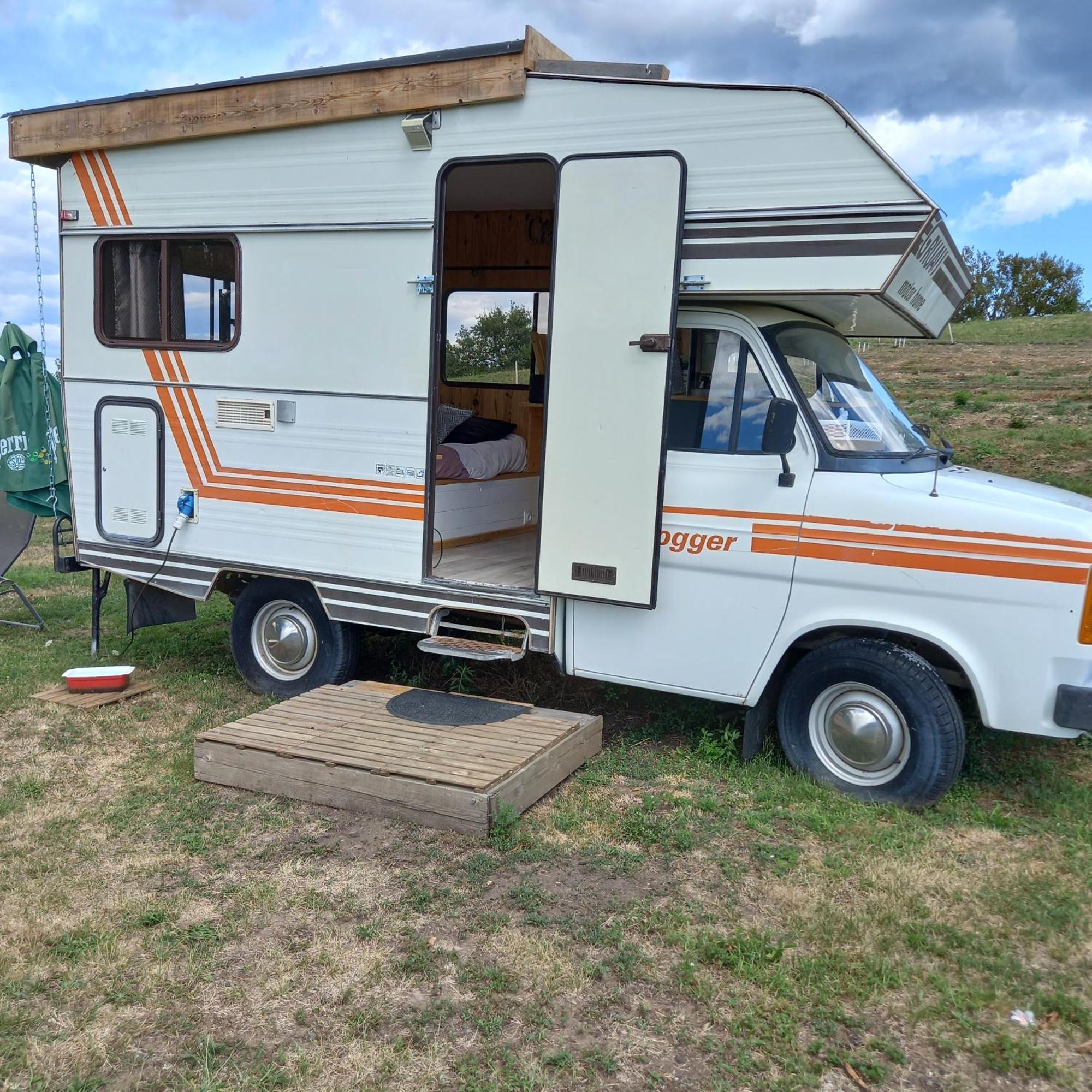 Camping Car Vintage Saint-Barthelemy-le-Plain Eksteriør billede