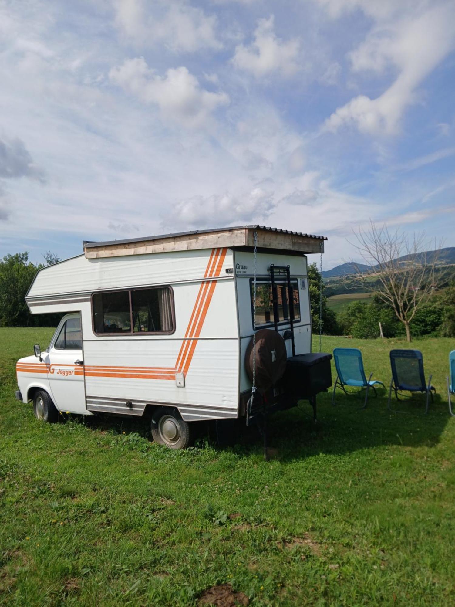 Camping Car Vintage Saint-Barthelemy-le-Plain Eksteriør billede